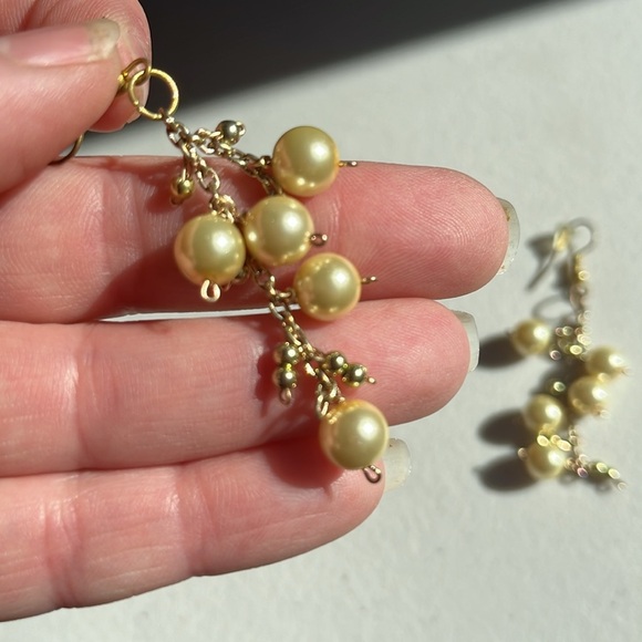 Pearl and Gold Dangle Drop Costume Earrings - Picture 1 of 4